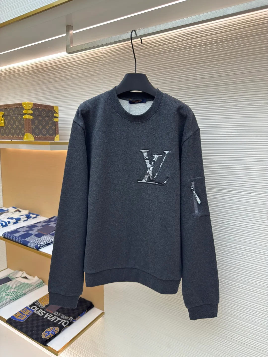 LOUIS VUITTON Sleeve Pocket Pullover Sweatshirt ●Authentic product: 10200 purchased and developed ●Item number: 1680291-A85 ●Fabric: double-ply cotton sweatshirt fabric ●Technology: embroidery production ●Version: fitted version ●Weight: about 590 grams ●Size: XS-S-M-L ●Description: The fabric is made of 32s double-ply cotton sweatshirt fabric. Y version of the yarn color was purchased. Special dark gray cotton yarn was ordered and spun to make cotton yarn. The gray fabric was woven in a large circle. After the gray fabric was washed and shaped, the base fabric was made of fleece and shearing. It was matched with special yarns on the same surface to make ribbing. The front and back panels were embroidered by Japanese Tajima embroidery machine, flat embroidery and three-dimensional overlapping stitch embroidery. The sleeves were opened with a flat car template machine and the pendant was printed with a three-dimensional silicone color sealing film. The overall wiring is straight and delicate, the fabric is comfortable and soft, and the color is consistent without color difference. It can be matched with the same style to create a fashionable look and control various occasions. Customized accessories, complete with three standards, same style for men and women!
